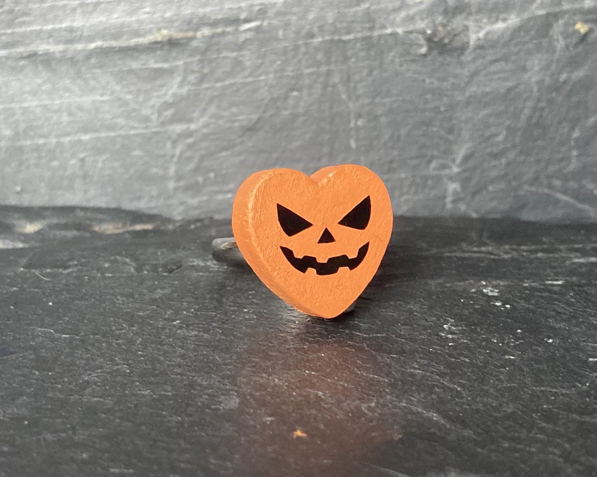 The halloween range is back in stock! These spooky hearts are the perfect touch to any gothic wardrobe, available as hooks, studs, clip-ons, and rings!
🕸️🎃👻🐈‍⬛🤍🖤🧡