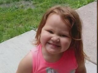 TheSDPadresFan's tweet photo. (August 8, 2023) Chicago, Illinois - Man accused of killing girl headed straight for her in apartment building.

The man accused of killing a 9-year-old Chicago girl who had been riding her scooter outside crossed a street and headed straight toward her in the vestibule of her apartment building before shooting her, prosecutors said Tuesday.

Serabi Medina’s father, who had told her to come into the vestibule, shouted at Michael Goodman, but the man ignored him, allegedly raising his arm and shooting Medina in the head Saturday night in the Portage Park neighborhood, prosecutors said during a court hearing.

The father tackled Goodman, causing the gun to go off again and striking Goodman in the eye, according to prosecutors, the Chicago Sun-Times reported. Goodman has been released from the hospital after being treated for the injury and appeared in court Tuesday.

The girl was rushed to Stroger Hospital, where she was pronounced dead.

Goodman, 43, was arrested and charged with first-degree murder. He was ordered held without bail Tuesday.

Goodman had a valid license to own the gun and has no other criminal background, prosecutors said.

An assistant public defender representing Goodman said he has lived in the city since 2009 and worked as a computer programmer for about two decades. Goodman, who said nothing during the hearing, is expected back in court Aug. 23.

Full Article: https://t.co/bKerP9kImw