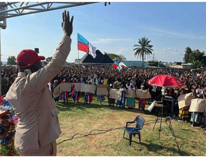 AbroadTanzania's tweet photo. Tarime: John Heche asoma Mkataba wa Bandari Hadharani. Wananchi Wabubujikwa na Machozi , Mkutano wageuka Msiba https://t.co/od5kLesD2Q