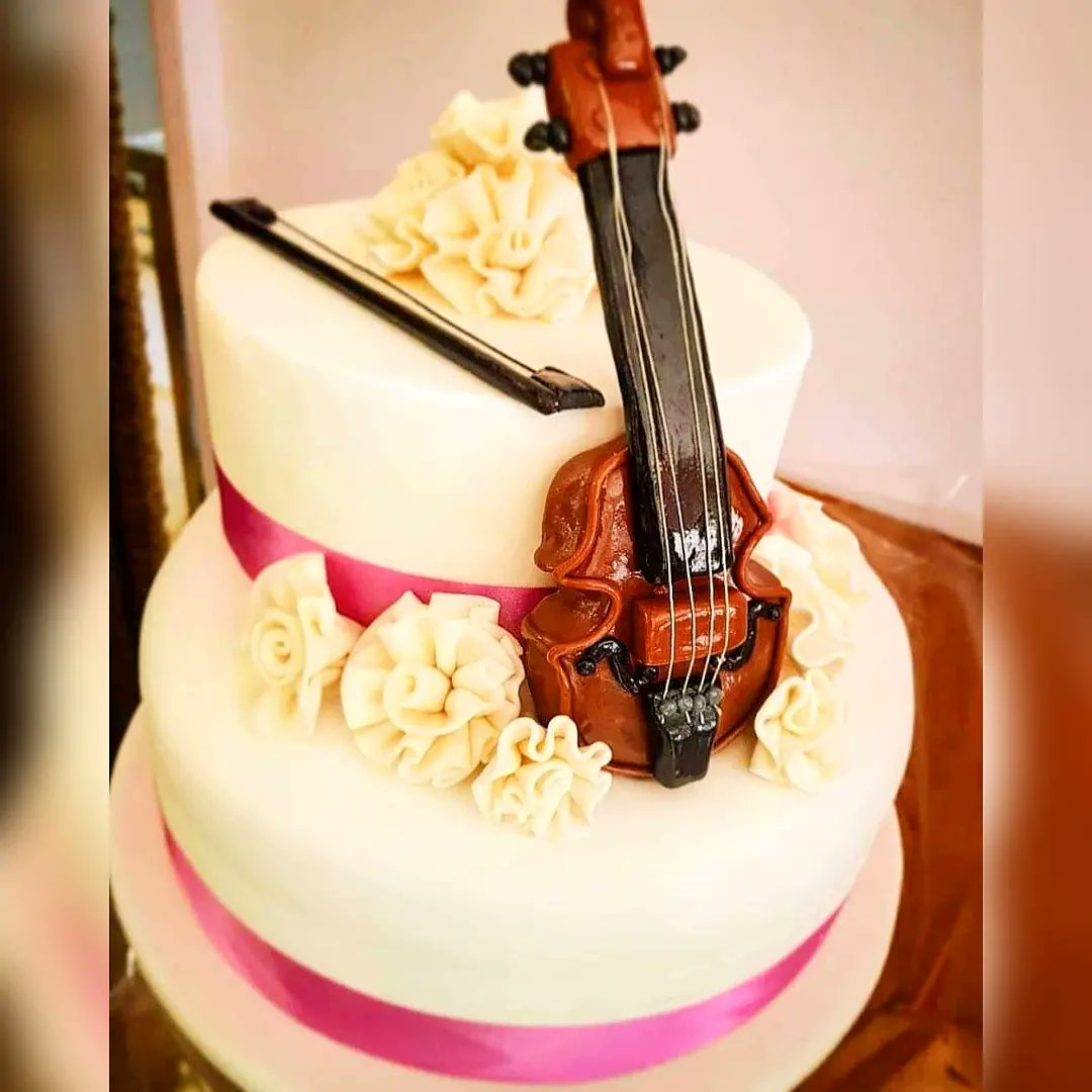 AquilMizan's tweet photo. Happy Birth Anniversary to #cellist @KlarcNaomiMusic!
In the video @jeff_cello is playing #HappyBirthday!
#strings #blackgirlsrock #cello #classicallyblack #houstonartist #blackcellist #cellista #klarcnaomi #blackgirlmagic #cellistsofinstagram #houstonmusicians #violoncello https://t.co/LiTbJRBe1T