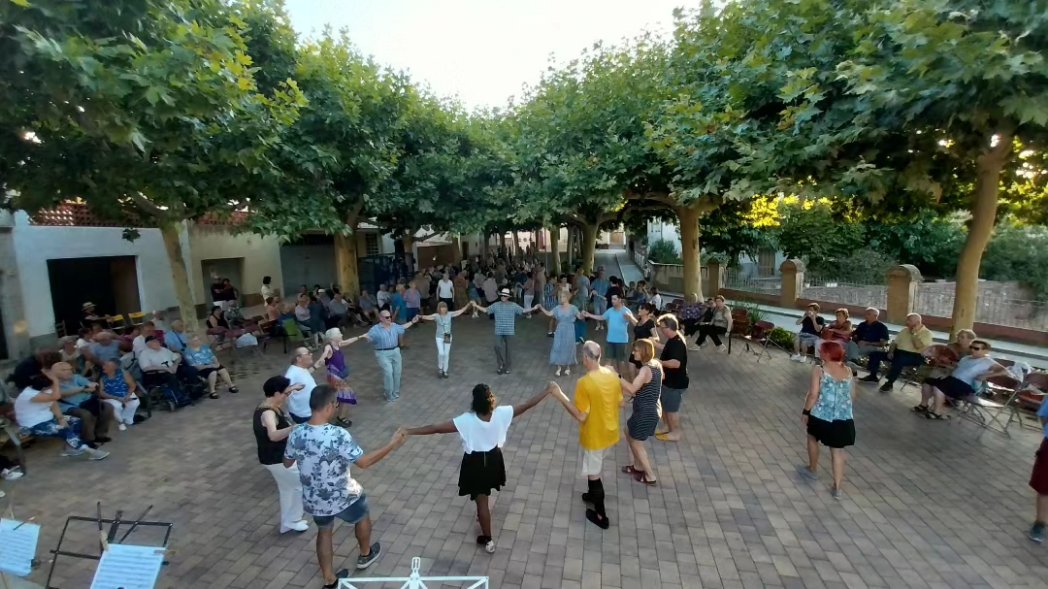 stllhortons's tweet photo. 🎶 Sardanes amb la Cobla Reus Jove (@CoblaReusJove). Ambient molt agradable a l’ombra de les moreres. Hi havia coca i cava amb porró per tothom. Una proposta organitzada per l'Ajuntament!
#festamajorsllh2023 #SLLH https://t.co/VsM2aEm3TP