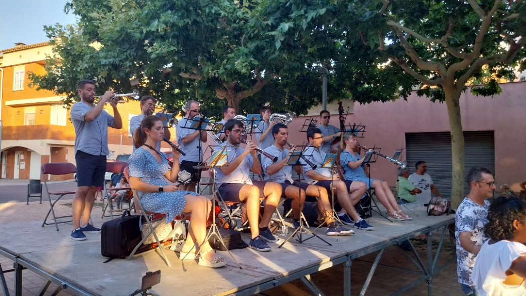 stllhortons's tweet photo. 🎶 Sardanes amb la Cobla Reus Jove (@CoblaReusJove). Ambient molt agradable a l’ombra de les moreres. Hi havia coca i cava amb porró per tothom. Una proposta organitzada per l'Ajuntament!
#festamajorsllh2023 #SLLH https://t.co/VsM2aEm3TP