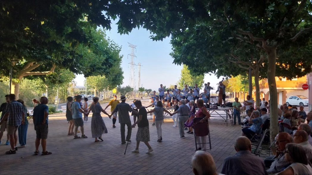 🎶 Sardanes amb la Cobla Reus Jove (<a href="/CoblaReusJove/">Cobla Reus Jove</a>). Ambient molt agradable a l’ombra de les moreres. Hi havia coca i cava amb porró per tothom. Una proposta organitzada per l'Ajuntament!

#festamajorsllh2023 #SLLH