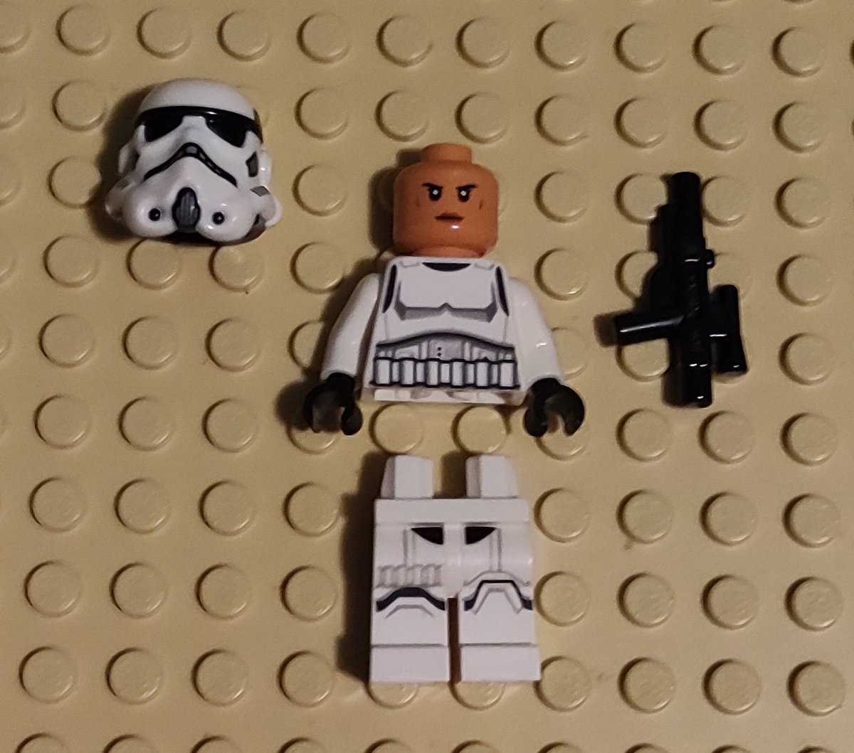 shephard_34's tweet image. La revista Número 99 de #LegoStarWars con la minifig de un #Stromtrooper + una carta de edición limitada #DarthSidious en la próxima revista número 100 traerá un C-3PO + Droide de energía

#Lego #StarWats #RevistaLego @BlueOceanSpain