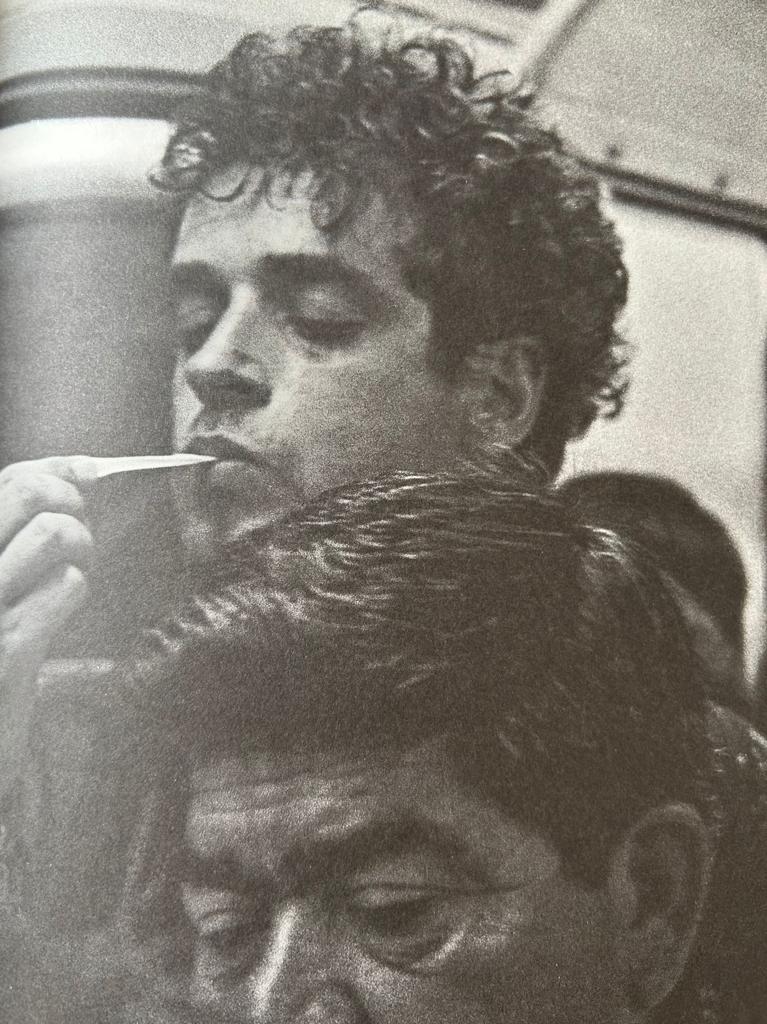 Todos nuestros pasajeros son importantes, una vez por el ´94 tuvimos a #GustavoCerati entre nuestros vagones. Hoy lo recordamos con estas fotos porque cumpliría 64 años. Un abrazo a las estrellas, Gus. Nuestras canciones favoritas son "Té para tres" y "Lago en el cielo" cuéntanos