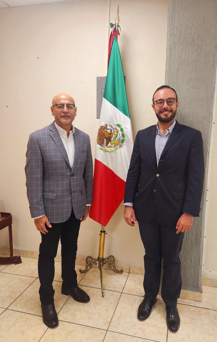 El Director de Profesiones, Arturo Vallejo Casanova, estrecha vínculos con el presidente de <a href="/anade_queretaro/">ANADE Querétaro</a>, Luis Orlando Guzmán, con el objetivo de fomentar actualizaciones de sus agremiados. #Contigo
<a href="/makugo/">Mauricio Kuri</a> 
<a href="/rogeliovegavm/">Rogelio Vega</a> 
@sotoobregon 
<a href="/ANADEcolegio/">ANADE Colegio</a>
<a href="/LOrlandoGuzman/">Orlando Guzmán</a>