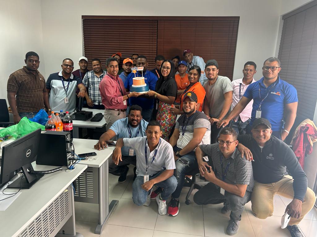 theblack0185's tweet photo. Seguimos de Aniversario en @EdesurRD ... Edesur Neyba trabajando en equipo para dar respuestas a nuestros usuarios el Ing @MiltonMorrison un gerente para la gente https://t.co/HBC0V87Ye7