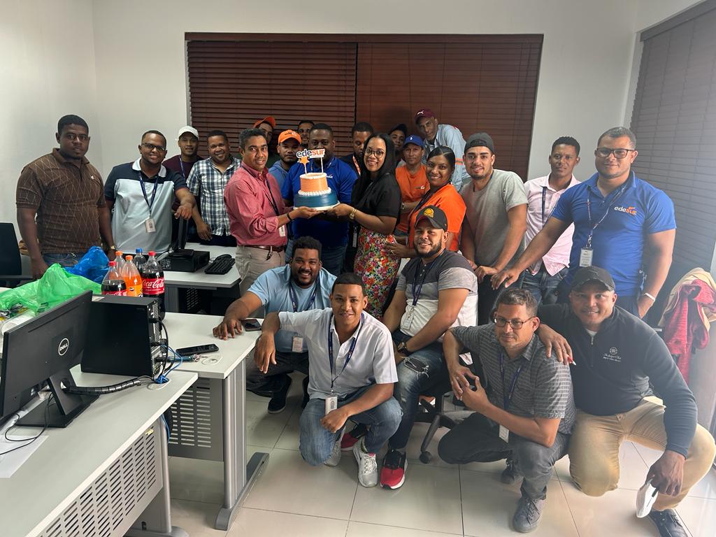theblack0185's tweet photo. Seguimos de Aniversario en @EdesurRD ... Edesur Neyba trabajando en equipo para dar respuestas a nuestros usuarios el Ing @MiltonMorrison un gerente para la gente https://t.co/HBC0V87Ye7