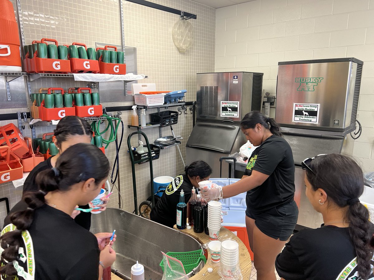 HolmesHuskyAT's tweet photo. Great Way to end our week! Our very own Amber and Ilianah teaming up to bring us Bahama Bucks to help us cool off in this heat!
#LoveAllServeAll
#Bethebeat
#huskyathletictraining https://t.co/veqPrMGUPy
