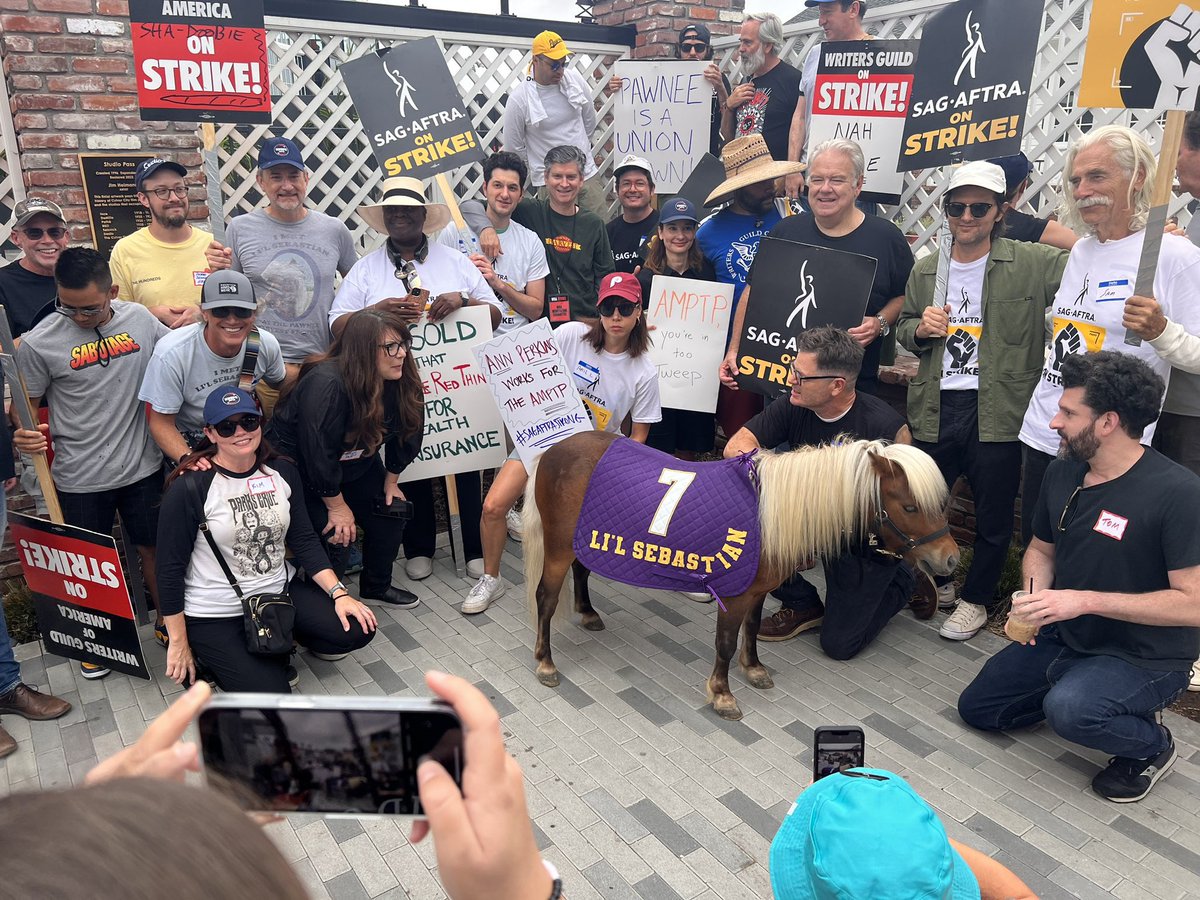 PopCrave's tweet photo. 'Parks &amp; Recreation' cast members reunite for a SAG-AFTRA/WGA strike. https://t.co/hTozoBRkY3
