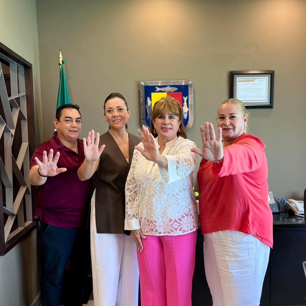 SECTURBCS's tweet photo. 1/2 🔴 #Entérate | ENTREGA #SETUE DISTINTIVO CONTRA LAS VIOLENCIAS DE GÉNERO AL AEROPUERTO DE LA PAZ
📌 La secretaria de Turismo y Economía, Maribel Collins, hizo entrega del Distintivo de Empresa Comprometida contra las Violencias de Género a Sarahí Castro Araiza, https://t.co/bBJedRHgNo