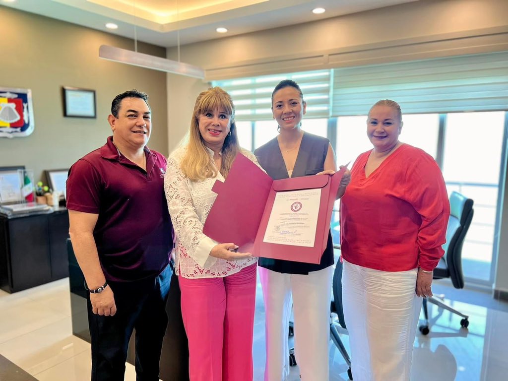 SECTURBCS's tweet photo. 1/2 🔴 #Entérate | ENTREGA #SETUE DISTINTIVO CONTRA LAS VIOLENCIAS DE GÉNERO AL AEROPUERTO DE LA PAZ
📌 La secretaria de Turismo y Economía, Maribel Collins, hizo entrega del Distintivo de Empresa Comprometida contra las Violencias de Género a Sarahí Castro Araiza, https://t.co/bBJedRHgNo
