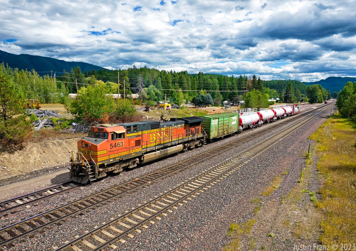 jfranz88's tweet image. With concerns that the Ridge Fire will make a run when the weather heats up, @BNSFRailway dispatched its fire train to Coram to protect the railroad's infrastructure. Here's a 2018 @FlatheadBeacon story about this unique piece of equipment flatheadbeacon.com/2018/09/02/pla… #MTfire #MTnews