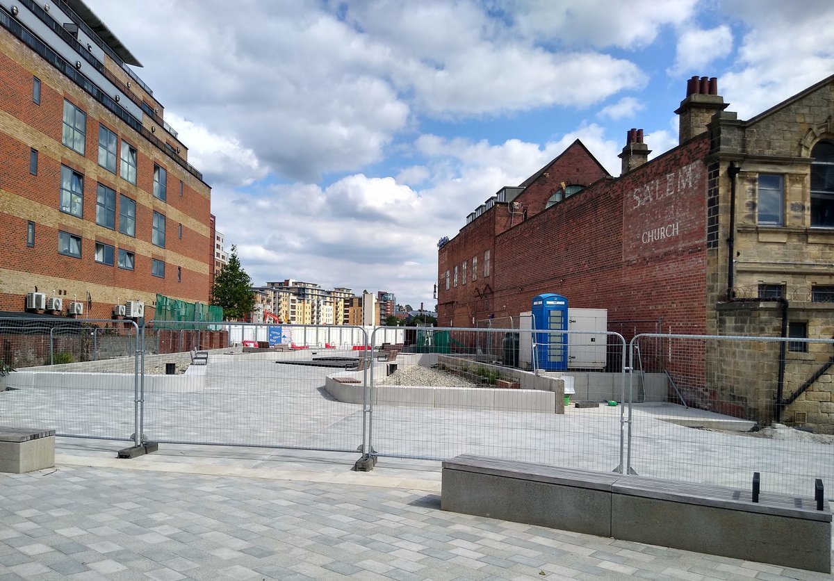LeedsTours's tweet photo. Theatre Gardens in the making. Hoardings have just come down.
Planting yet to go in. Will open up a route from Sovereign Sq, over David Oluwale Bridge, across Meadow Lane and into the main body of #AirePark. https://t.co/I7DGl5U3kw