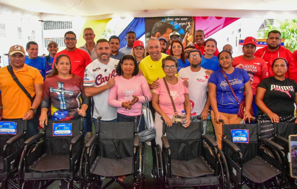 Ayer Jueves, juntos a nuestro Gobernador <a href="/luismarcanos/">Luis Marcano</a> y Nuestro alcalde <a href="/NmNelsonMoreno/">Nelson Moreno M</a> se hicieron entregas de ayudas tecnicas de salud a familias vulnerables de nuestro municipio sotillo. 
1x10 del Buen Gobierno.
#LaPazEsClave 
<a href="/NicolasMaduro/">Nicolás Maduro</a> 
<a href="/dcabellor/">Diosdado Cabello R</a> 
<a href="/PartidoPSUV/">PSUV</a>