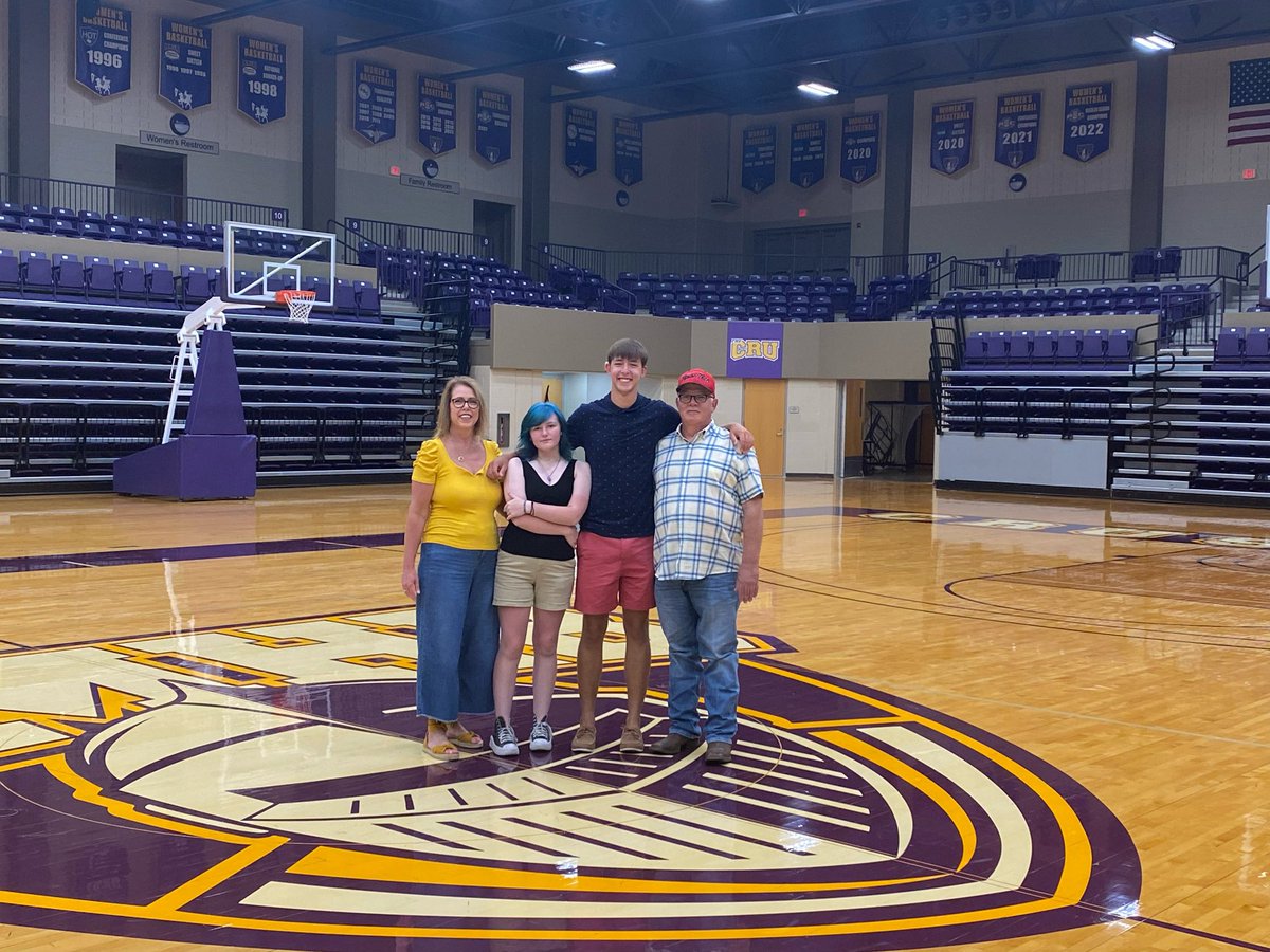 BrodyBaker2006's tweet photo. Thank you to @clifcarroll and @udh_84 for the great visit to the University of Mary-Hardin Baylor. @BushlandFM @connor_copley https://t.co/Y29gAgvzmG