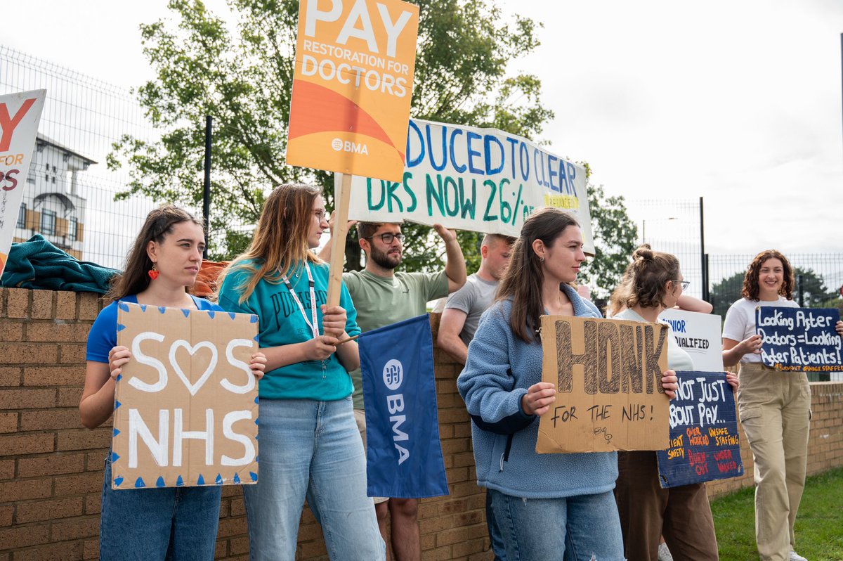 Bournemouth hospital doctors #NHS. #documentaryphotography #supportingdoctors #fundthenhs #strike #bournemouth #juniordoctors #nhs #activism #femalephotographer @f22aop