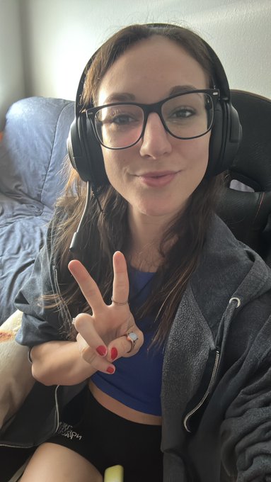 Currently on Twitch, check it out and come chat with me LIVE!! ??

https://t.co/CjDIHmmjPu https://t