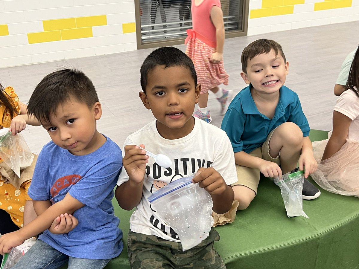 Kpurdy_CTES's tweet photo. Science Lab day! ice cream in a bag. It tasted pretty good. 😋 #CactusMakesPerfect #TeamSISD https://t.co/nWwRRxgwff