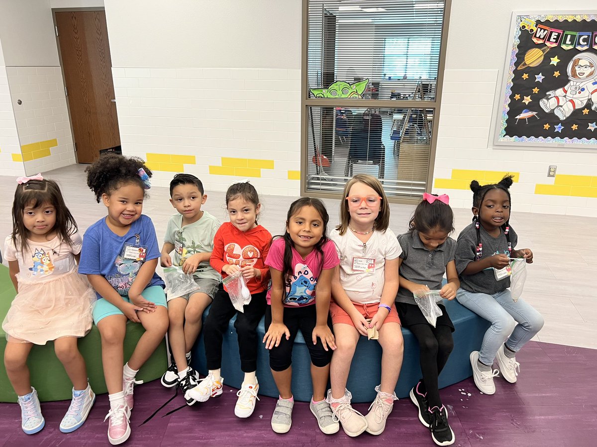Kpurdy_CTES's tweet photo. Science Lab day! ice cream in a bag. It tasted pretty good. 😋 #CactusMakesPerfect #TeamSISD https://t.co/nWwRRxgwff