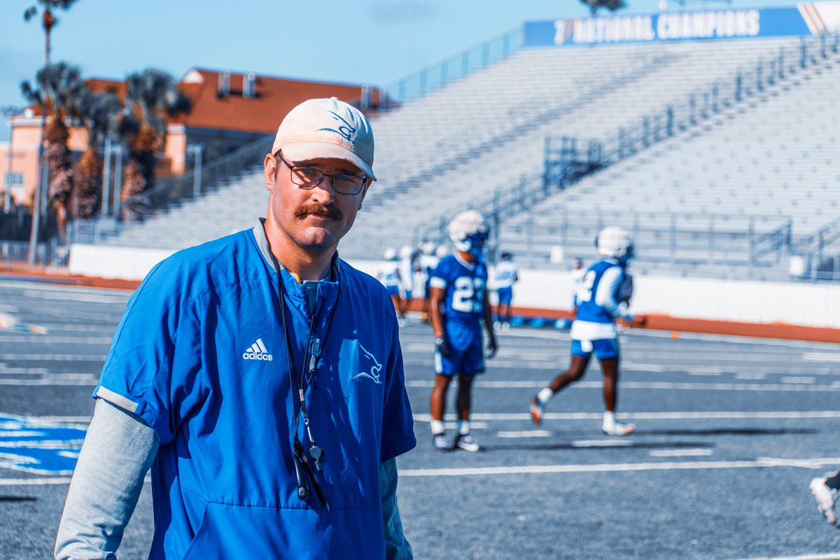 All smiles for the weekend📸 *Yes that is a @Coach_Cotton713 smile #LosHogs🐗 x #SeizeTheState⛓️