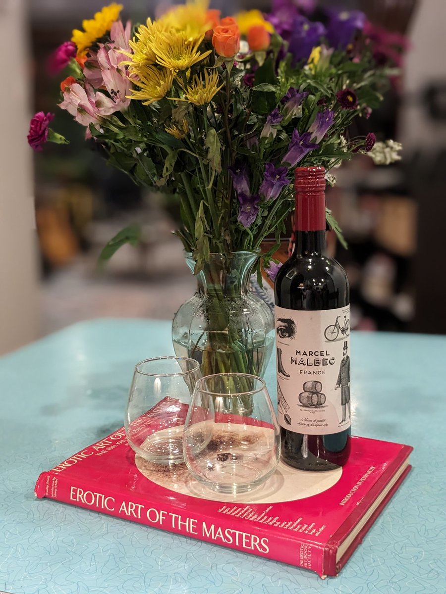 Does drinking French wine and looking at #eroticart sound like the start to a relaxing evening? I'll have her lay back while I release her tootsies #footmassage