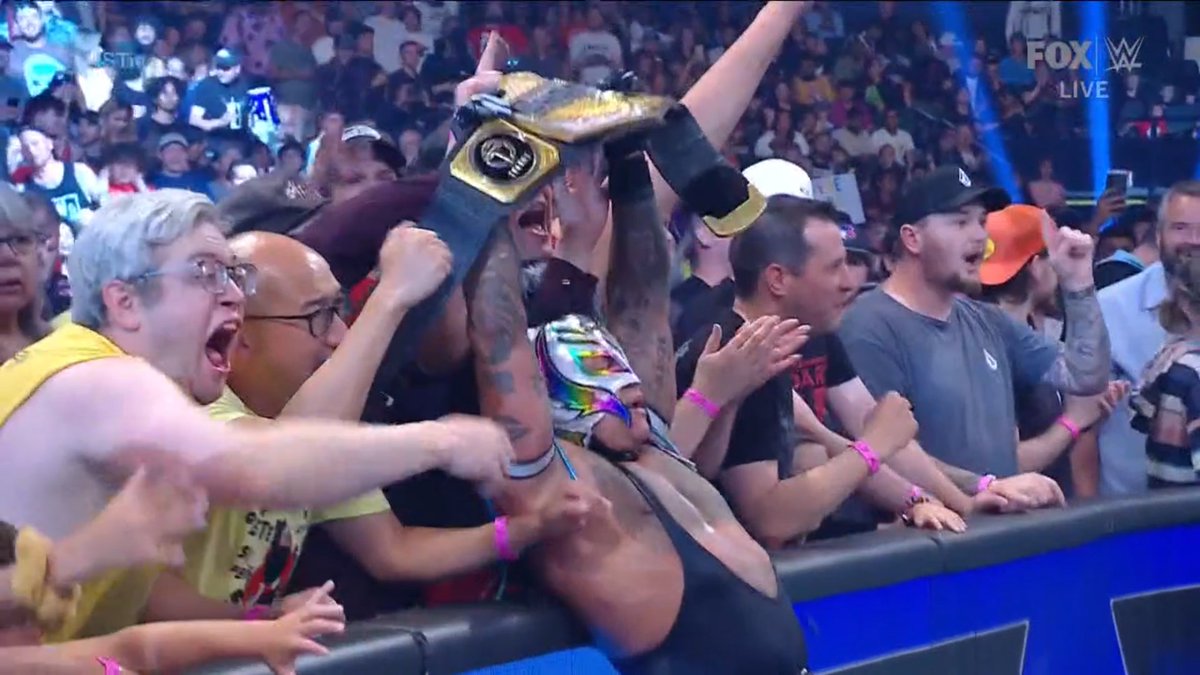 SKWrestling_'s tweet image. Was Rey Mysterio the right choice to dethrone Theory? 🤔
#SmackDown #WWE