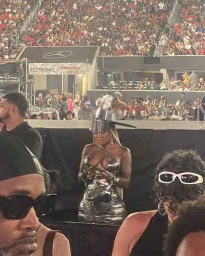 summerwaccess's tweet photo. Summer Walker spotted at the #RENAISANCEWorldTour tonight in Atlanta. 🖤 https://t.co/qVfdxVhKph