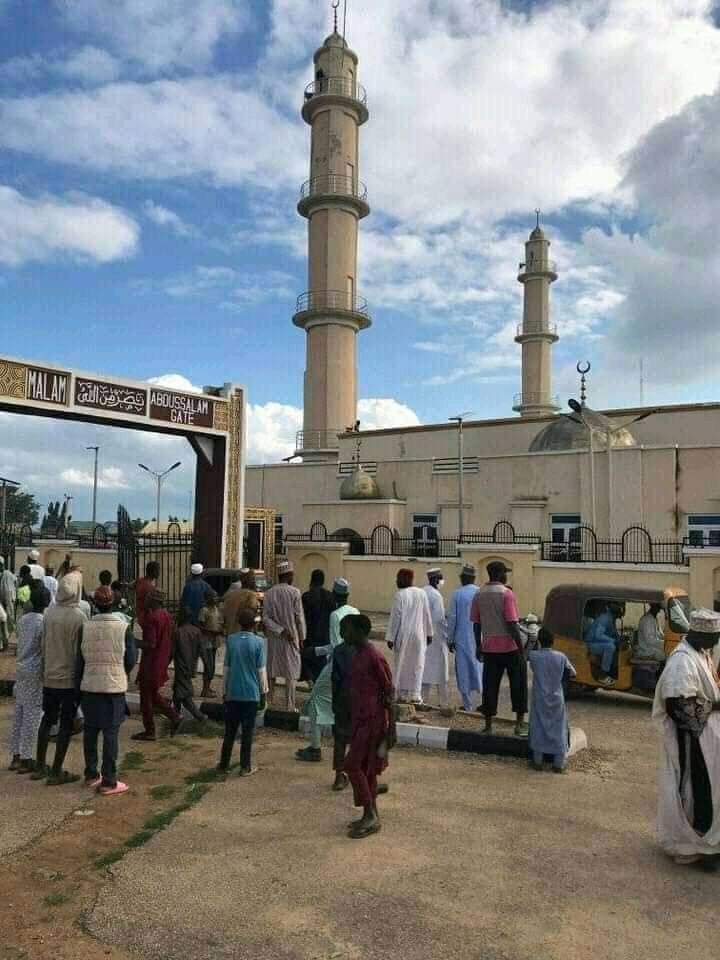 ProfIsaPantami's tweet photo. Inna lil Laahi wa inna ilaiHi Raajiun!
Our prayers are with the victims of Zazzau Central Masjeed's roof collapse during Asr prayer yesterday, where around 10 people passed away &amp; many were injured. We pray to Allah (SWT) to accept the deceased as Shuhadaa &amp; heal the injured. https://t.co/thBZ3C4Oz1
