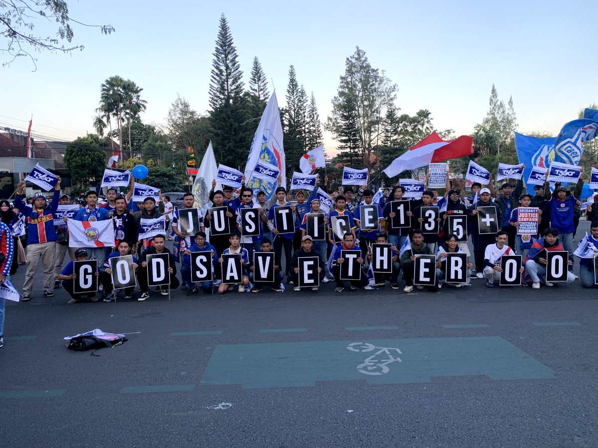Raden_fattahh's tweet photo. Tidak ada nyanyian dan perayaan seperti tahun sebelumnya. Datang, berjabat tangan, edukasi, berbagi makanan ke masyarakat, berdoa untuk pendiri Arema (sam ikul & ebes acub) serta tidak lupa korban tragedi kanjuruhan, lalu acara terakhir sarahsehan. #godsavetheroot https://t.co/dJl2UGXk9m