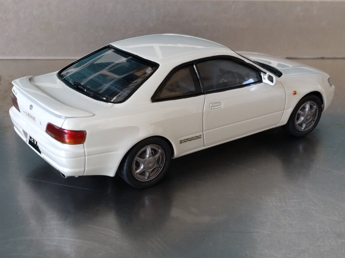 フジミのAE111レビン完成しました✨ 実車のグレーとも白ともつかない