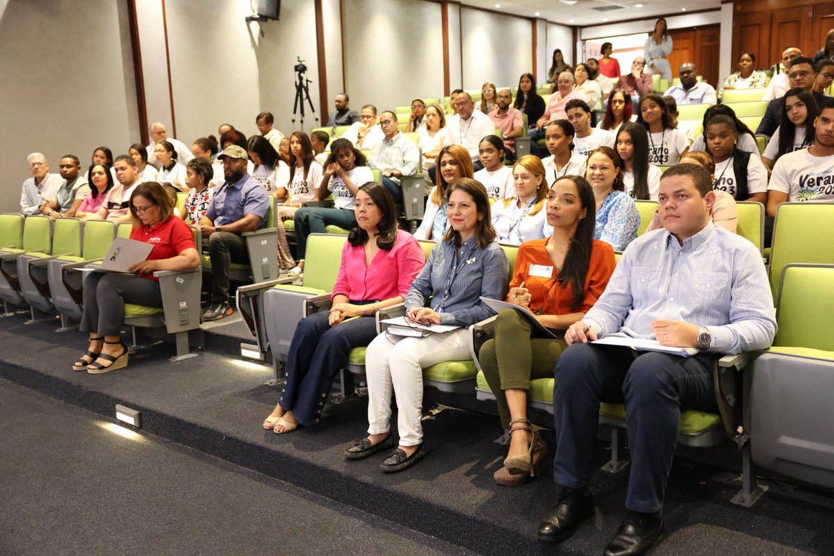 aduanard's tweet photo. En el área de emprendimiento se mcrearon los productos o marcas desde cero, hasta su rentabilidad. En el acto de clausura del grupo de emprendimiento, los jurados reconocieron 3 de los proyectos más destacados. #ProgramadeVerano #AduanasRD https://t.co/2Y6sVvgXha