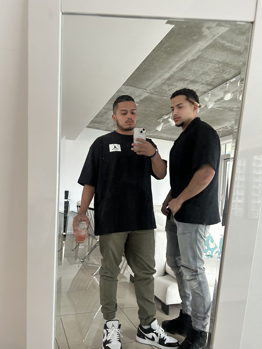 AngelSanchezz3's tweet photo. Miami con los cheros 🤙🏽🌴 https://t.co/Vzw3hVHOhv