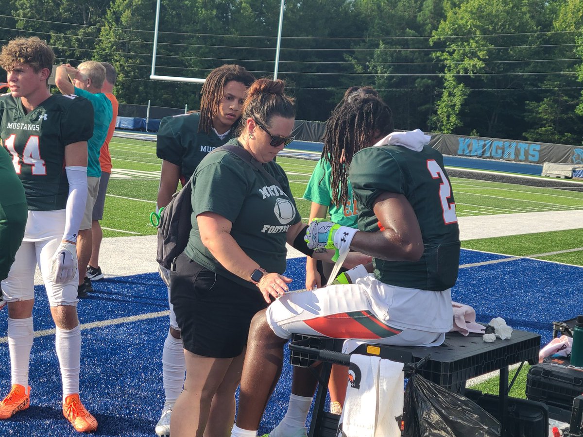 DrAaronAllen1's tweet photo. Thanks for @AtriumHealth for providing our Athletic trainer coverage for @NC_LCS student athletes.  These folks are vital for our HS athletic programs to prosper and succeed through lasting relationships and trust built from experience.
@eastlincolnfb @athleticselhs 
#engage https://t.co/fUIauiuV0V