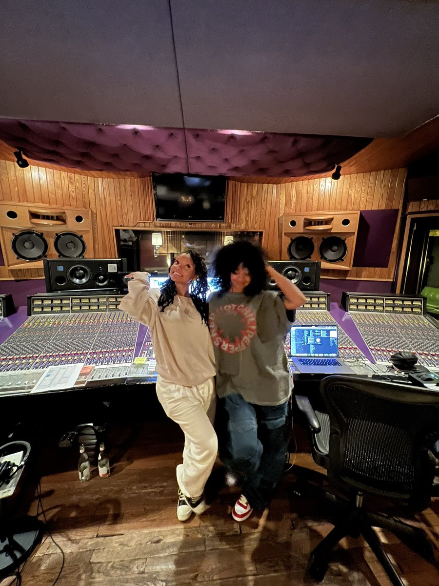 HalleBailey's tweet photo. my girl @HERMusicx ❤️we had so much fun 👼🏽🎶 https://t.co/FeG49S5YbA