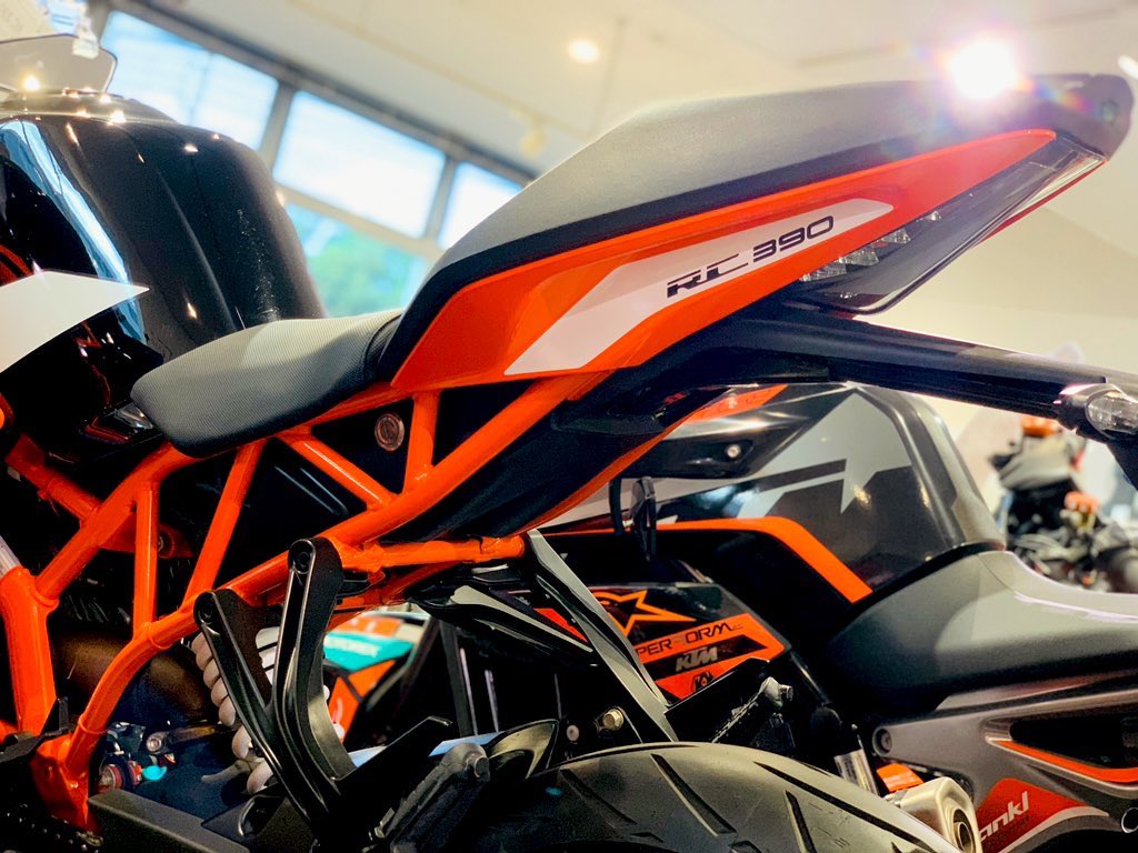 ktm_kashiwa's tweet photo. ❤️🔥低走行!ETC付き!❤️🔥
2019年モデル
KTM🍊RC390
https://t.co/exsSQ5b3vc
本格的なスポーツ走行が楽しめる🧡
400ccクラスとは思えない軽量ボディとパワフルさが魅力的🫶🏻
低金利キャンペーンが適用可能です😳
#KTM #KTMJ #RC390 #READY_TO_RACE #大型駐車場完備 #正規ディーラー #中古車 https://t.co/wLSSyvOHEB