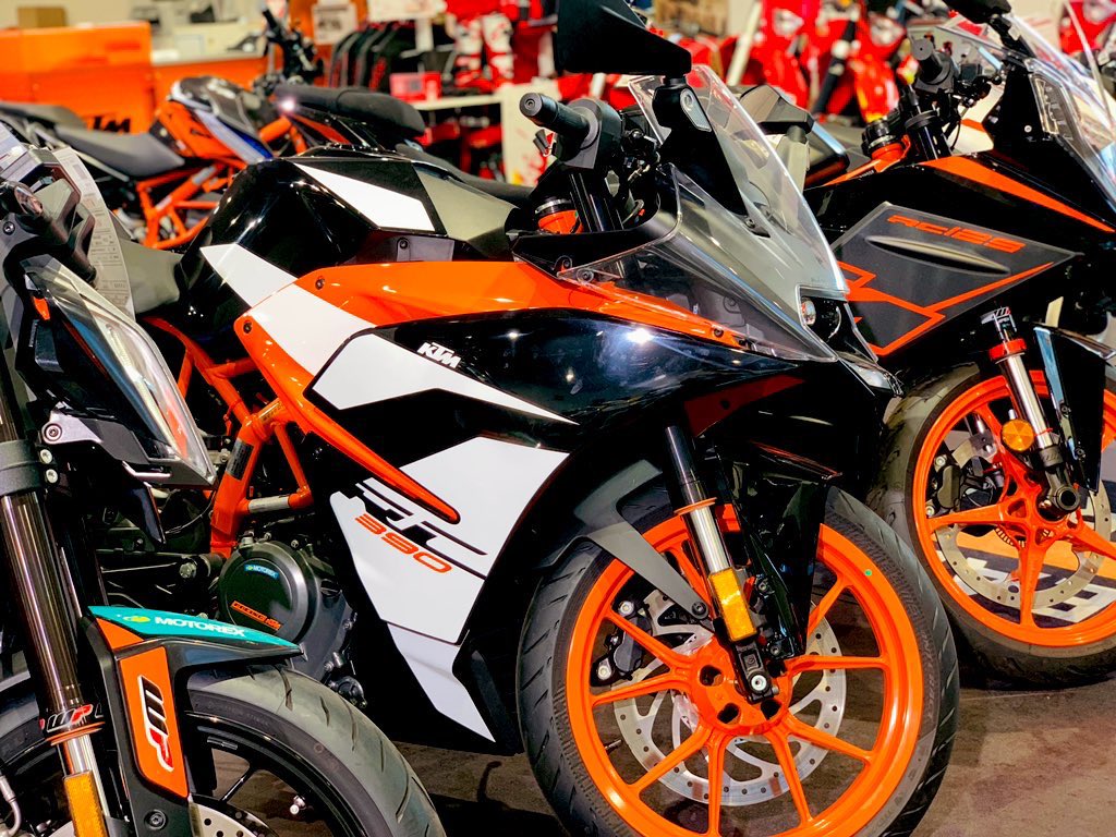 ktm_kashiwa's tweet photo. ❤️🔥低走行!ETC付き!❤️🔥
2019年モデル
KTM🍊RC390
https://t.co/exsSQ5b3vc
本格的なスポーツ走行が楽しめる🧡
400ccクラスとは思えない軽量ボディとパワフルさが魅力的🫶🏻
低金利キャンペーンが適用可能です😳
#KTM #KTMJ #RC390 #READY_TO_RACE #大型駐車場完備 #正規ディーラー #中古車 https://t.co/wLSSyvOHEB