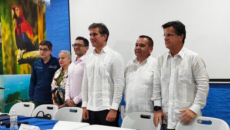 cancilleriasv's tweet photo. En apenas 16 horas, el buque de carga Blue Wave Harmony llegó a Costa Rica. ⚓🌊

En el recibimiento estuvo presente nuestro embajador en @EESAenCostaRica, Óscar Toledo, la viceministra de Relaciones Bilaterales de @CRcancilleria, Lydia Peralta, el Secretario General de la @sg_sieca, Francisco Lima Mena, entre otros funcionarios.