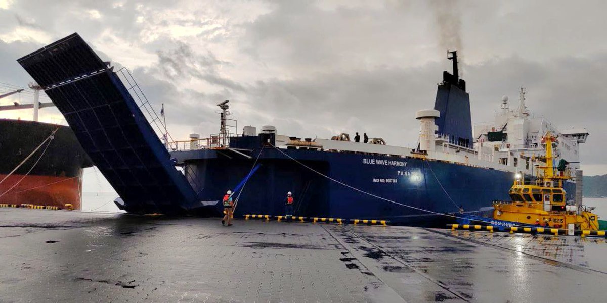 cancilleriasv's tweet photo. En apenas 16 horas, el buque de carga Blue Wave Harmony llegó a Costa Rica. ⚓🌊

En el recibimiento estuvo presente nuestro embajador en @EESAenCostaRica, Óscar Toledo, la viceministra de Relaciones Bilaterales de @CRcancilleria, Lydia Peralta, el Secretario General de la @sg_sieca, Francisco Lima Mena, entre otros funcionarios.