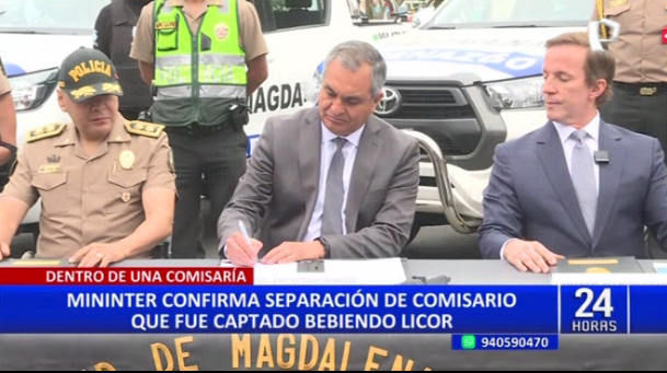 PanamericanaTV's tweet photo. 🔴 #EnVivo | #Mininter confirma separación de comisario de #CantoRey que fue captado bebiendo licor en su despacho
#PanamericanaTelevisión #PanamericanaNoticias #24Horas | Más detalles en ► https://t.co/NDeYp3E0yA https://t.co/ipMGCvlMhc