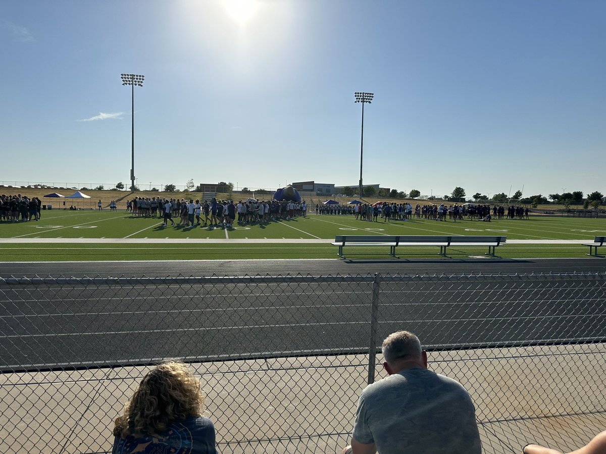 cheryl_newton_'s tweet image. Meet the Falcon at TCHS. It was brutally hot but so cool to see all the Falcon teams. Let’s go Falcons! @TC_Cheer_