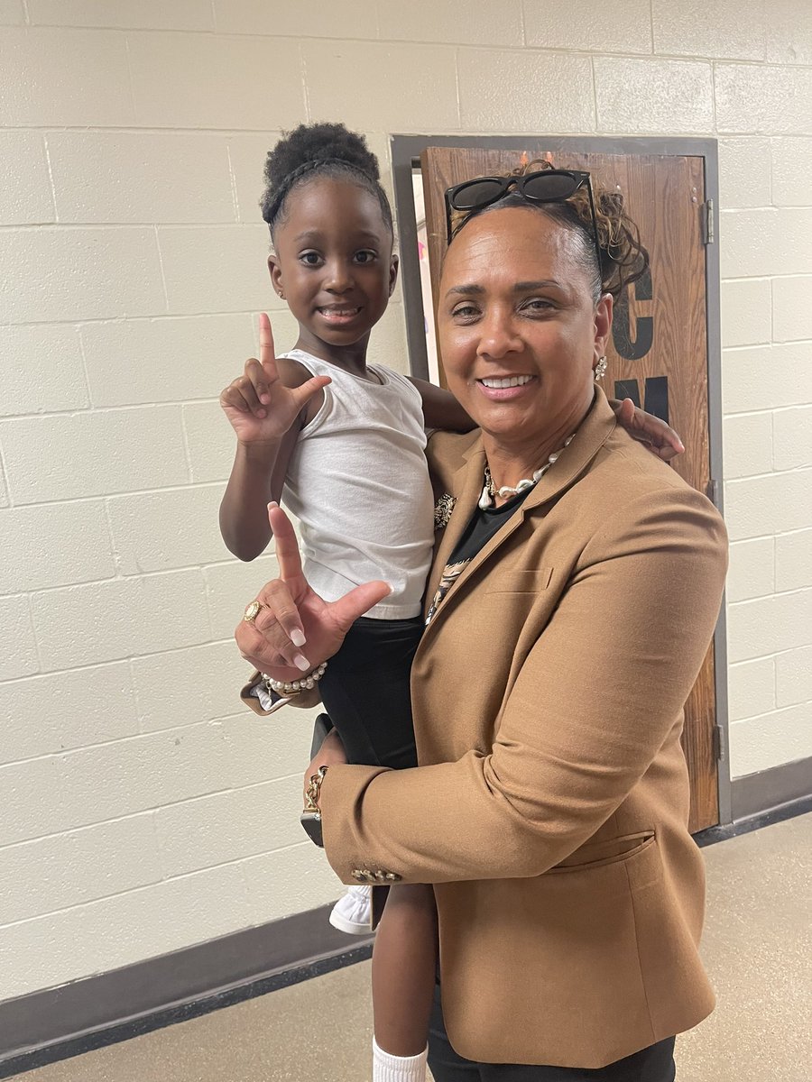 Deanka_EST1988's tweet photo. Oh nothing, just Samaria showing our Superintendent @akperera some WEBO love! 🧡🖤🧡🐅 @RPM_ISSD #RepresentationMatters #BlackGirlMagic 
#InspireEmpowerRoar
#WEBO 
#RosaParksMillbrookCheerleader https://t.co/KPrvAlboSl