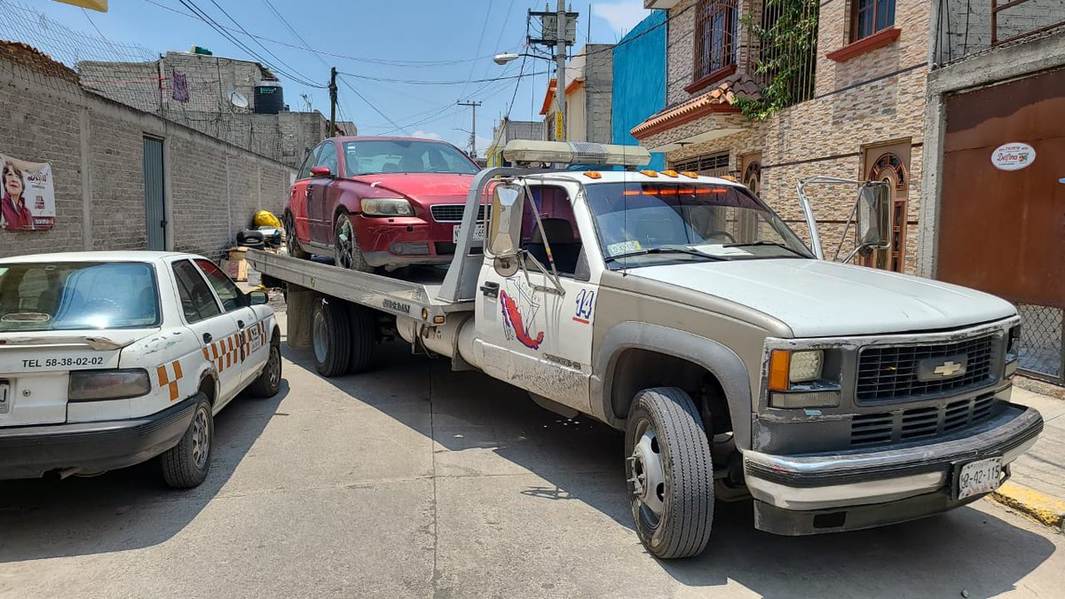 A través del Departamento de Normatividad, se lleva a cabo el operativo para remitir a corralón los vehículos abandonados e inservibles de las colonias Nuevo Valle de Aragón y Llano de los Báez.
#MunicipioConValores