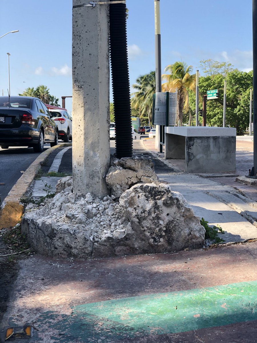 Jorge_Berthely's tweet photo. ¿Deberían usar la ciclovía?🚴‍♂️ 

En Cancún ha sido un tema polémico. Sin embargo, en muchos puntos estas vías están obstruidas.

@AztecaQRoo @AztecaYucatan @Azteca_Campeche https://t.co/YqzwnMf8NU