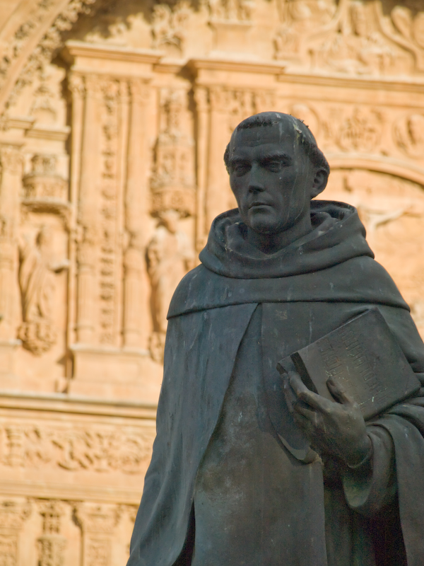 #TalDíaComoHoy de 1546 moría el dominico burgalés Francisco de Vitoria.

Uno de los principales humanistas hispanos, con importantes contribuciones al Derecho Internacional (del cual es considerado «padre») y a la Economía Moral.

Fue fundador principal de la Escuela de Salamanca