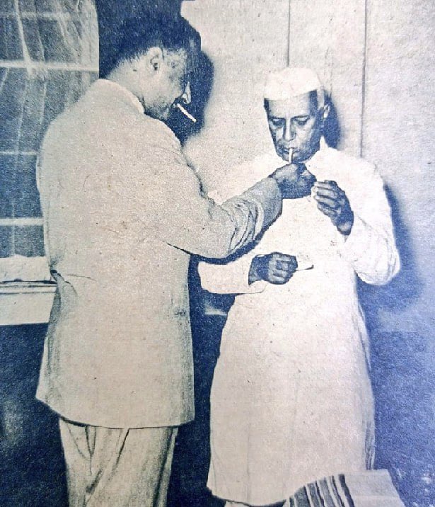 🇪🇬🇮🇳 | Photo rare du président égyptien Gamal Abdel Nasser en train d’allumer la cigarette du Premier ministre indien Jawaharlal Nehru, en 1961.