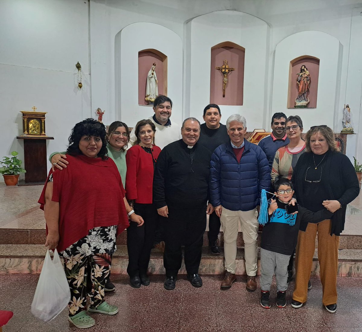 claudiojpoggi's tweet photo. Visité al Párroco Alberto Olivera de la Iglesia del Barrio San Martín -Ciudad de San Luis. Me contó de la tarea “social” que realiza en los Barrios Republica, 1 de Mayo y 9 de Julio. A partir del 10 de diciembre trabajaremos en conjunto para abordar la crisis social y alimentaria https://t.co/OydDJFlBfJ