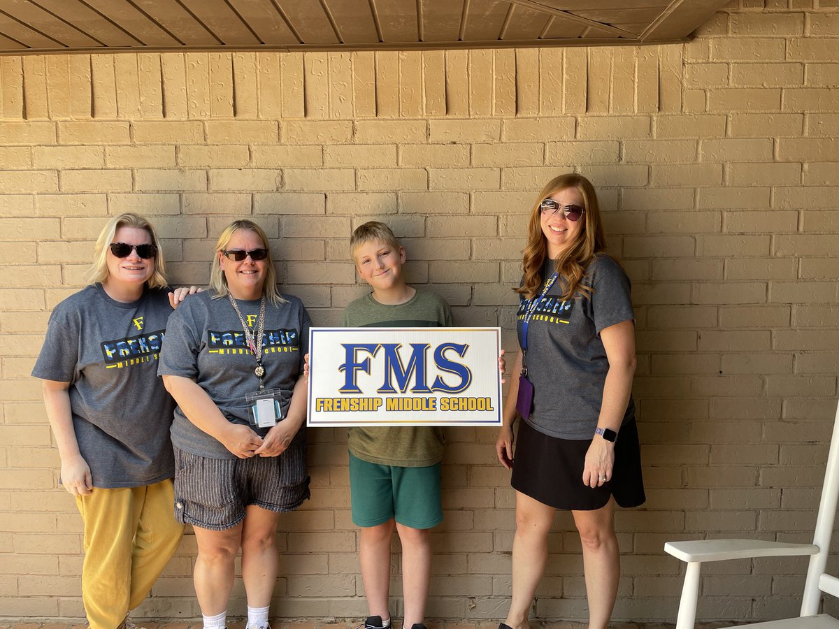FrenshipMS's tweet photo. We delivered signs to the newest members of our family today! Welcome to FMS, 6th graders!!! #thefms https://t.co/RH2VzYHRCM