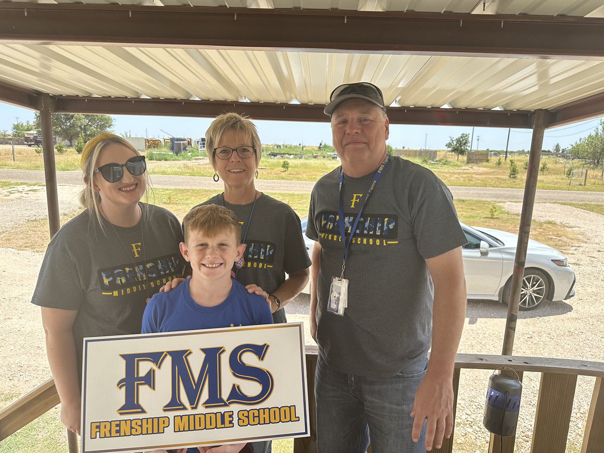 FrenshipMS's tweet photo. We delivered signs to the newest members of our family today! Welcome to FMS, 6th graders!!! #thefms https://t.co/7F1kLETPVe