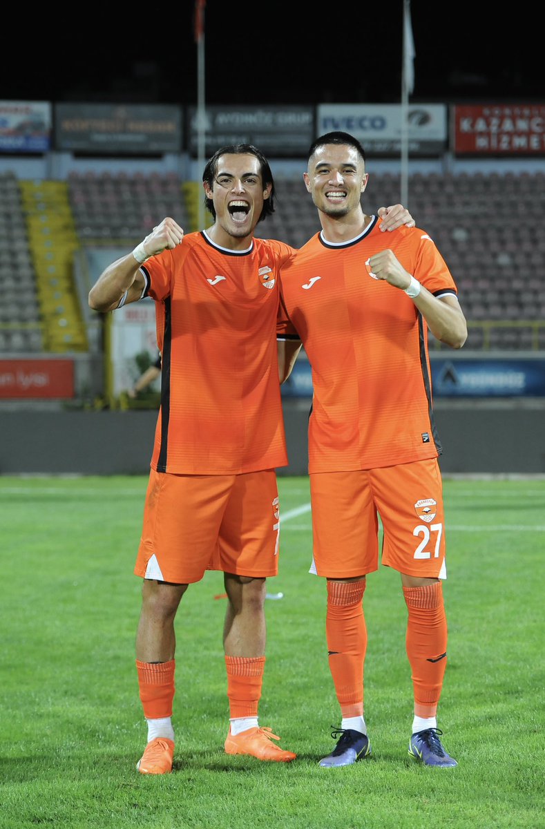spormaxtv's tweet photo. Trendyol 1.Lig ilk hafta karşılaşmasında Adanaspor, deplasmanda Boluspor’u 2-0 yenerek sezona 3 puanla başladı. 

⚽️ 83’ Metehan Altunbaş
⚽️ 88’ Joe Champness https://t.co/dNdwWySVr1